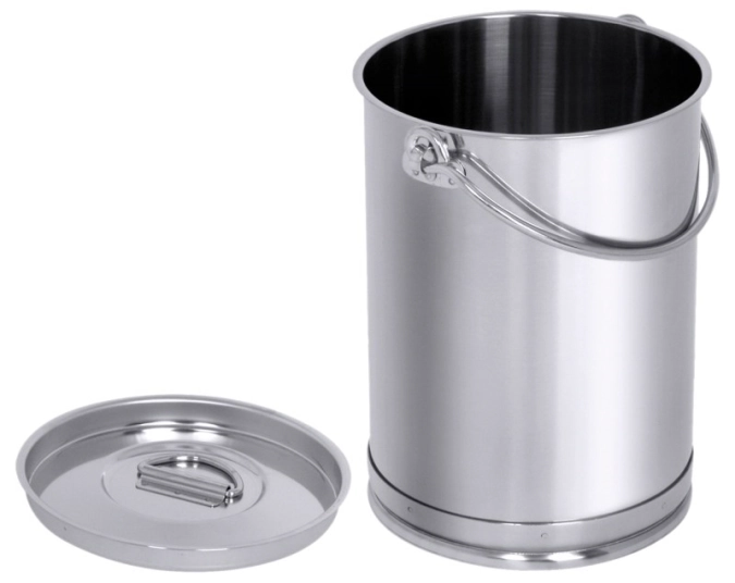 Seau cylindrique 8 l a. pneu au sol et couvercle