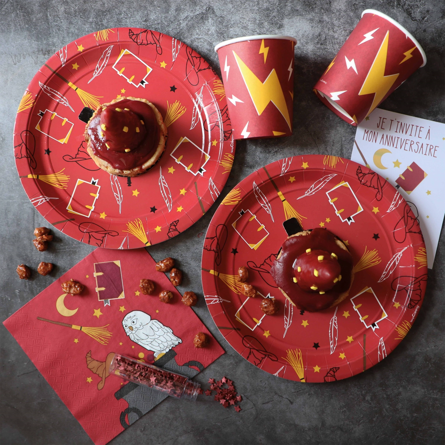 8 assiettes en carton sorcier