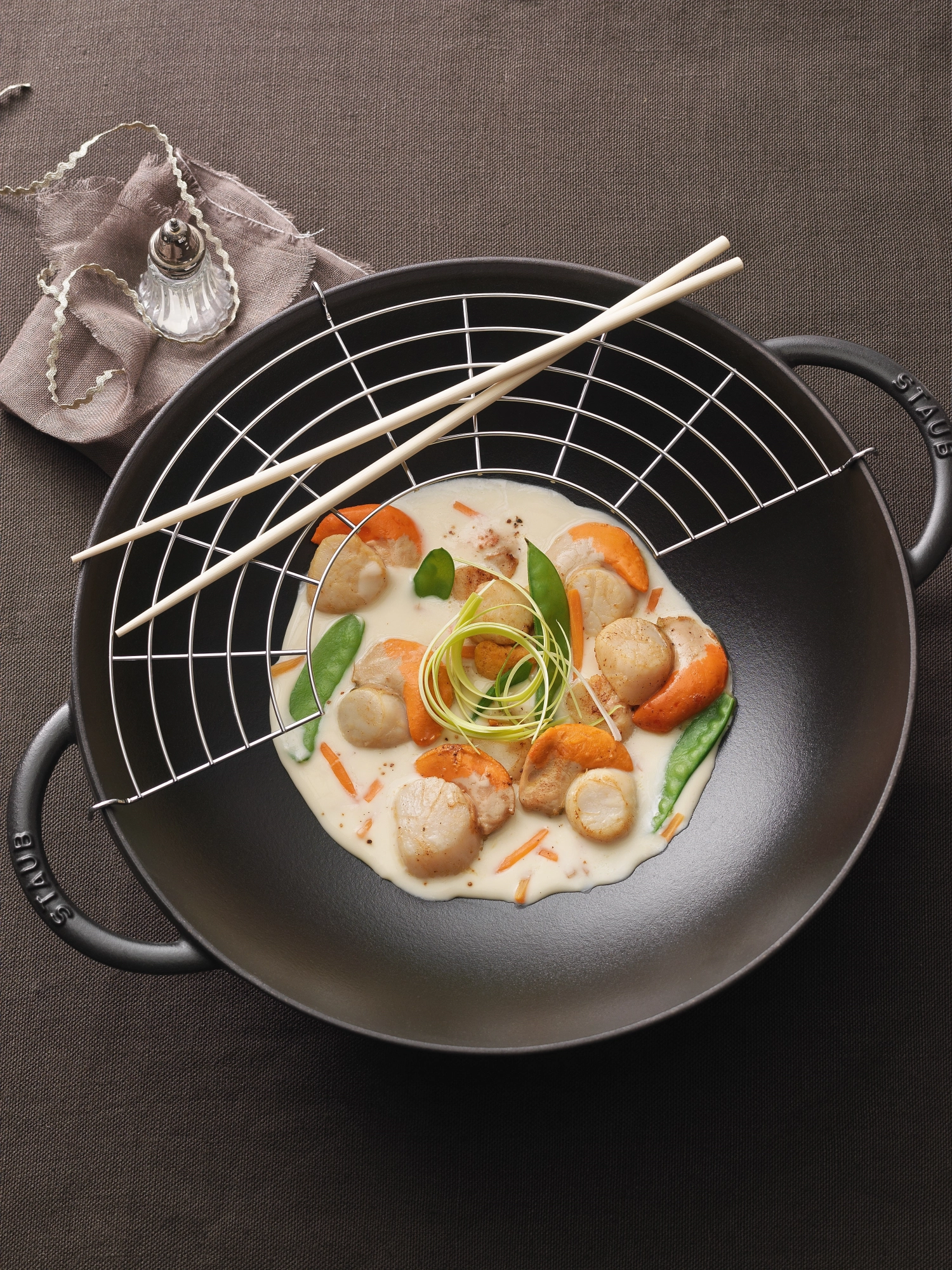 Wok noir avec couvercle en verre 5.7lt, 37cm