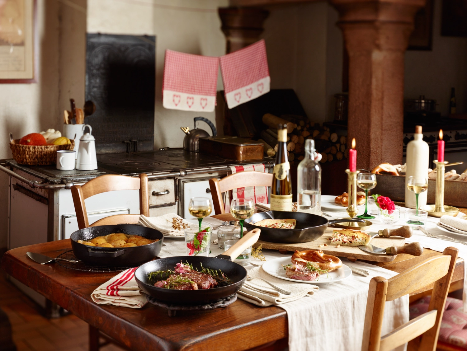 Poêle à frire avec manche en bois 28 cm, noir, fonte