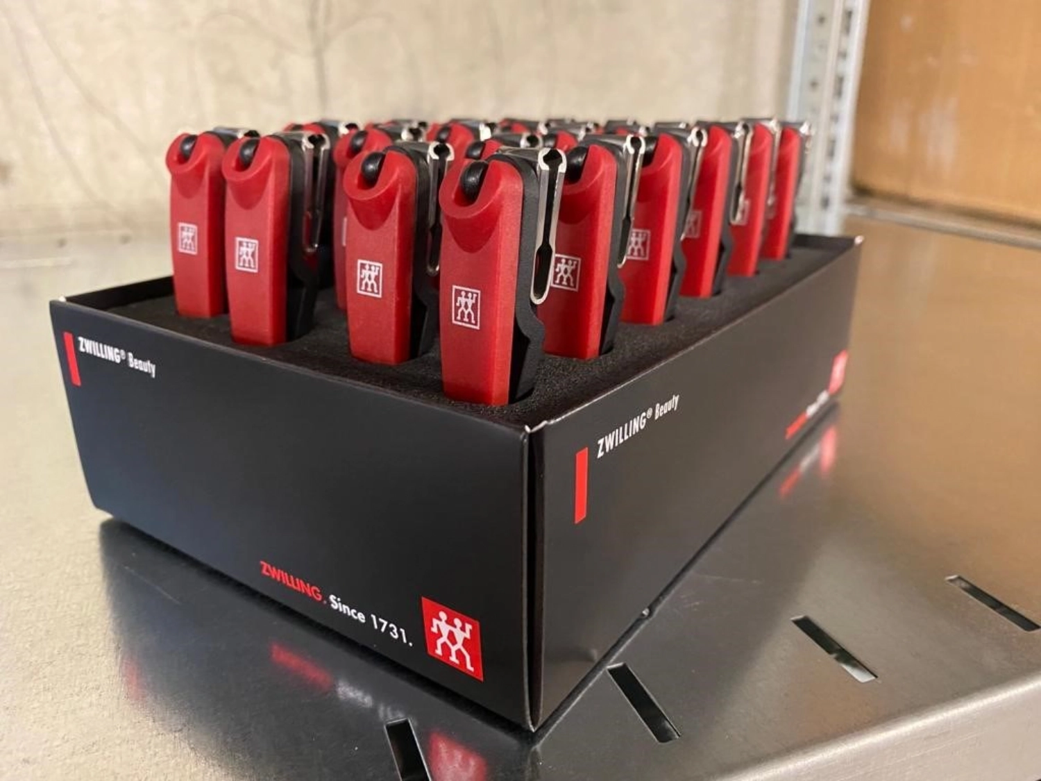 Présentoir 24 pcs. Classic Inox Coupe-ongles rouge