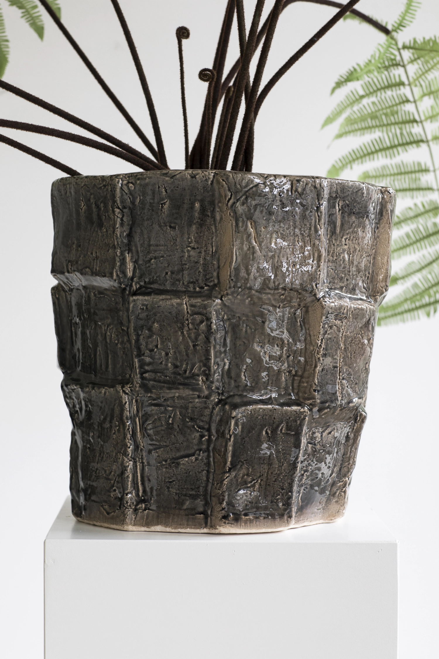 Bela Silva Look At Me Blumentopf D42.5 H42 cm Dark Gray