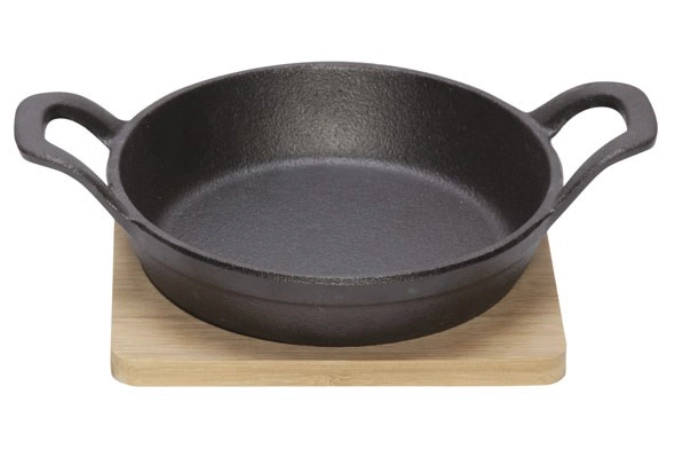 Gusseisengratinschale 16cm auf Holzbrett