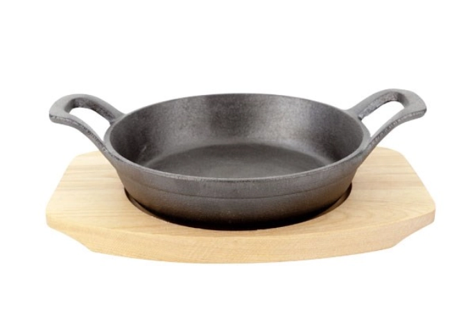 Gusseisengratinpfanne 15.5cm auf Holzbrett
