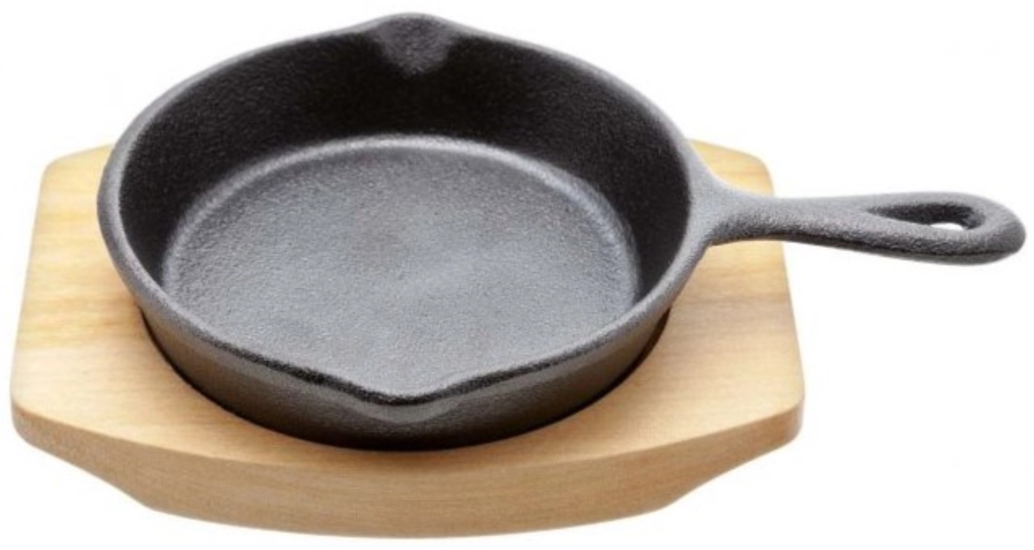 Gusseisen Bratpfanne mit Holzbrett