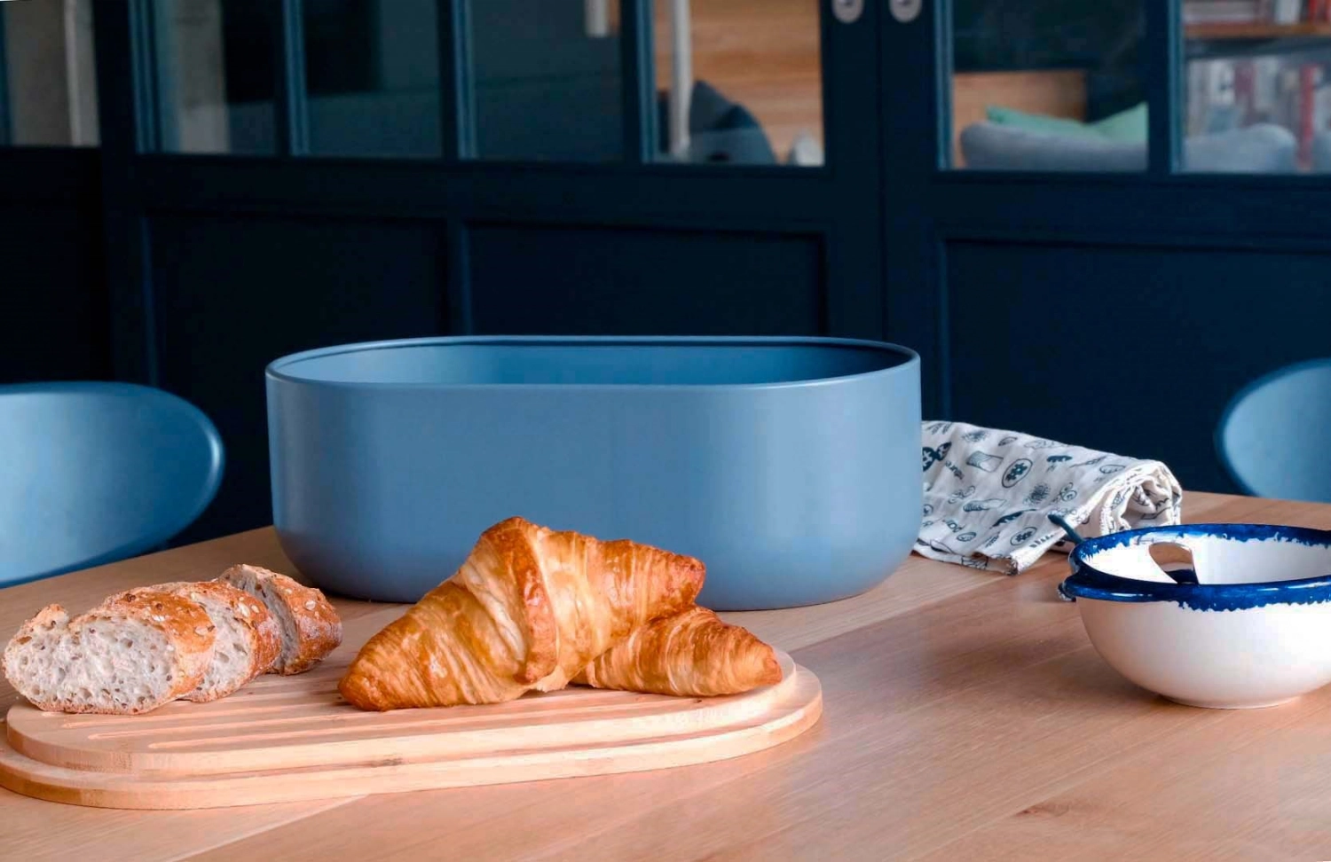 Pebbly boîte à pain avec tranchoir, couteau, sac à pain