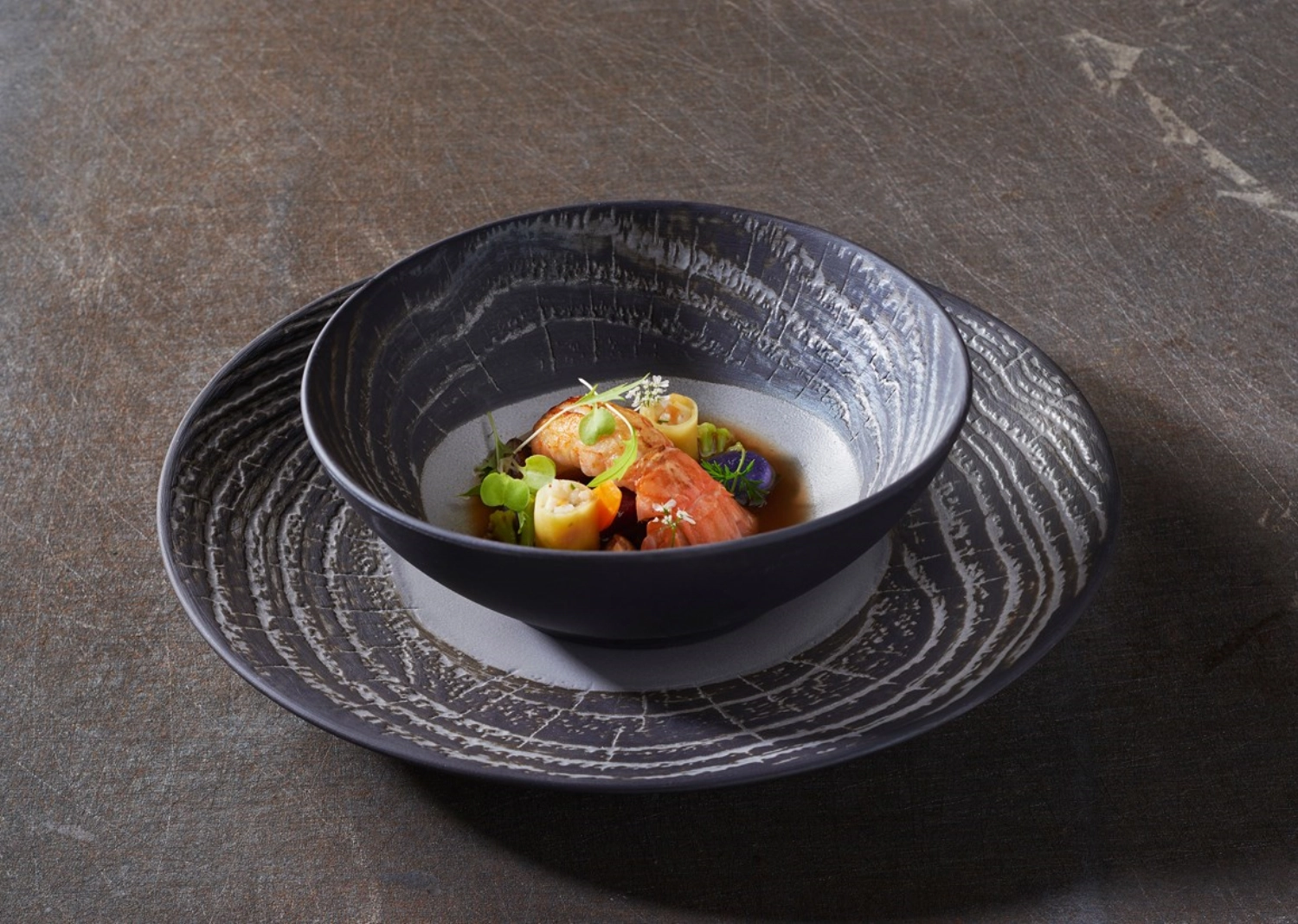 Assiette de présentation ronde, h : 3.4 cm, ø 31 cm, poivre