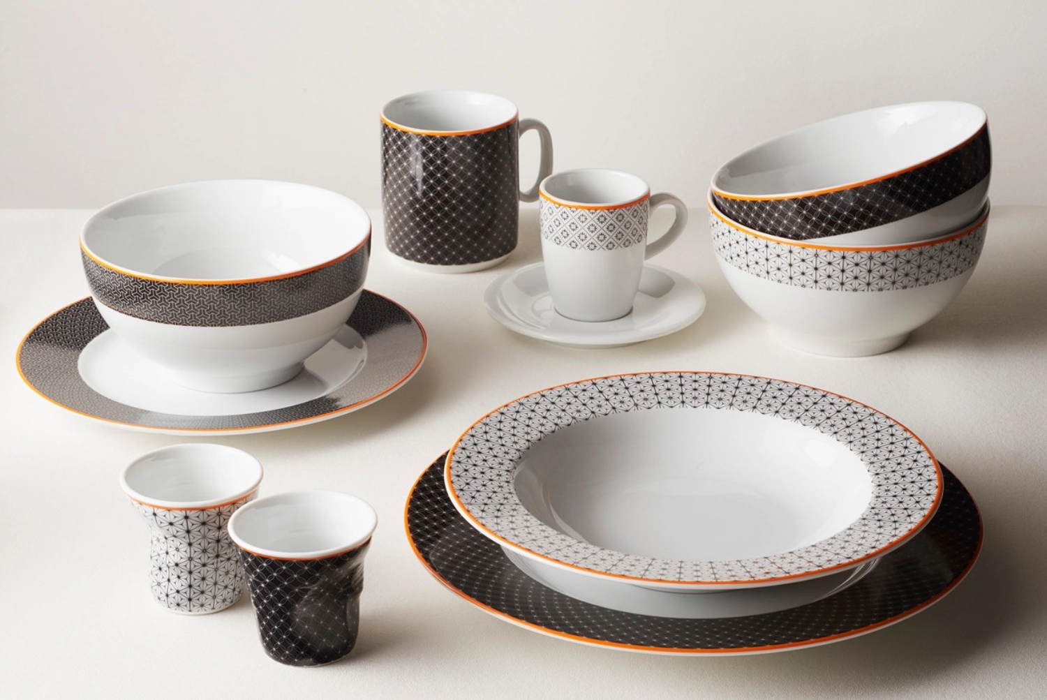 Assiette à dessert, h : 2 cm, ø 21.5 cm, réglisse