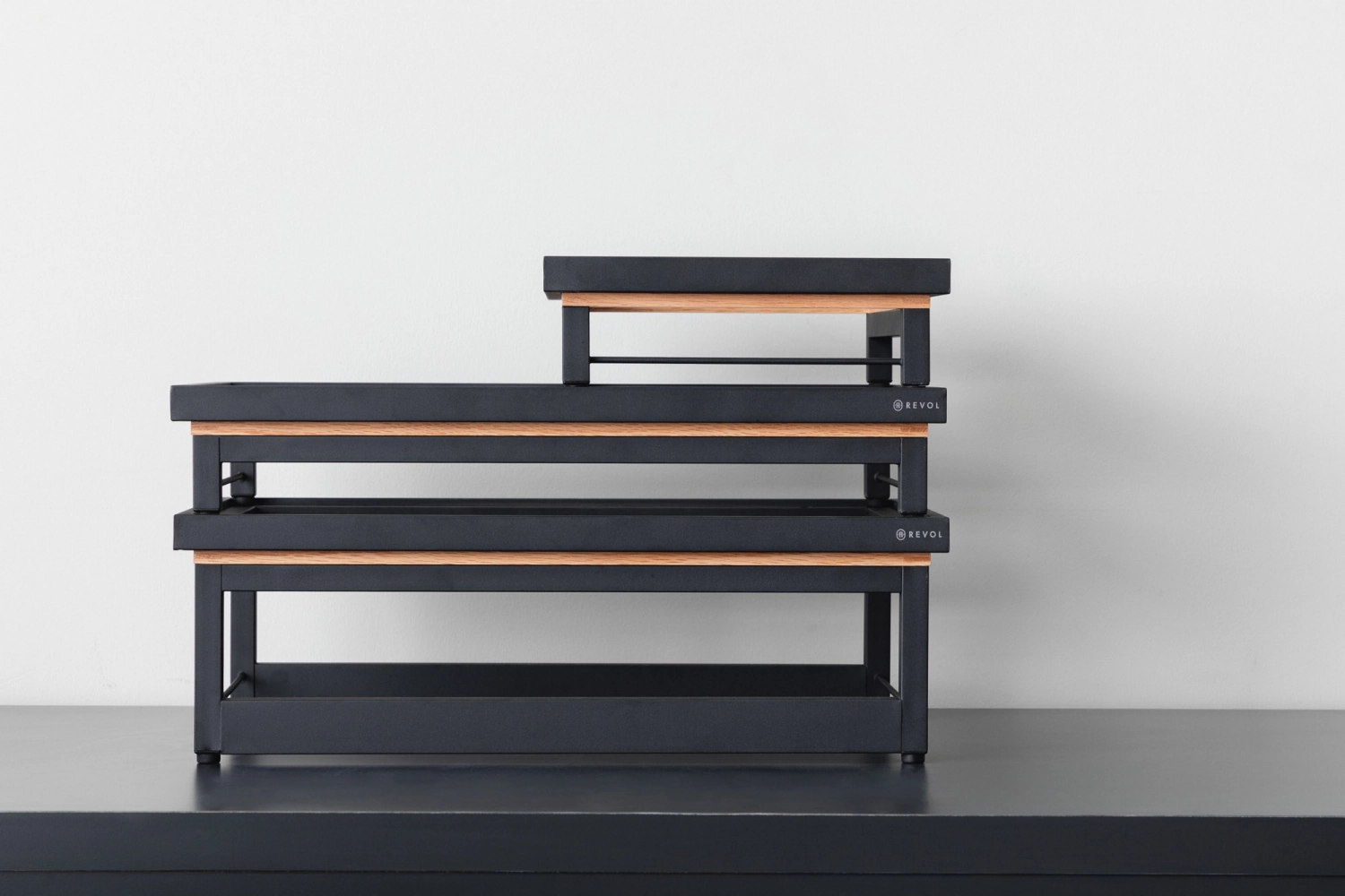 En scene rehausse pour gn 1/2 metal noir mat, cadre chêne