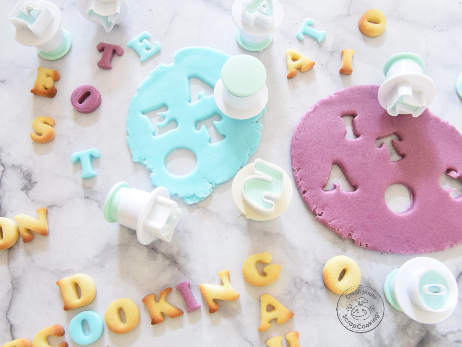 Set de 36 tampons à découper lettres et chiffres