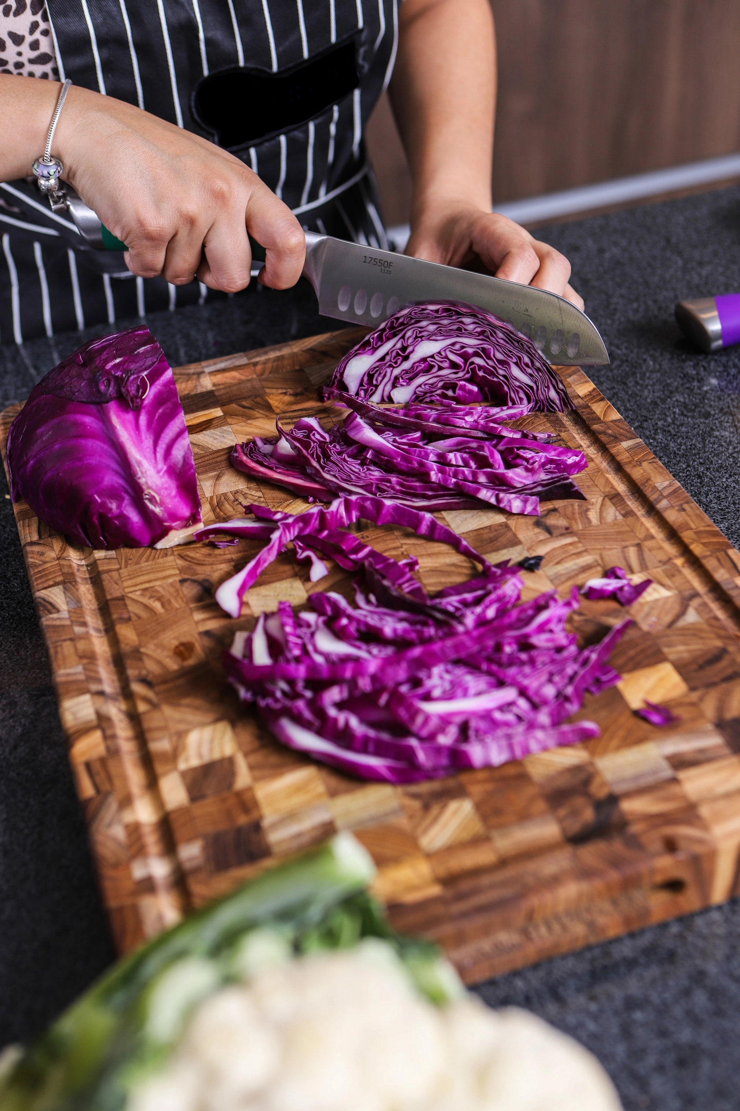 Plateau à découper en teck avec rainure, 40.5x30.5x3.8 cm