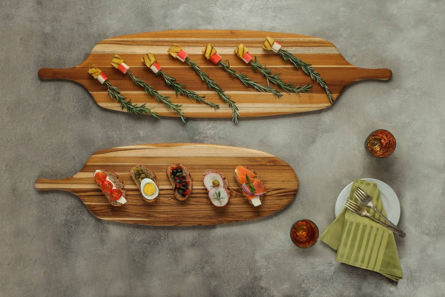 Planche à servir en teck canoe, 67.5x21.5x1.2 cm