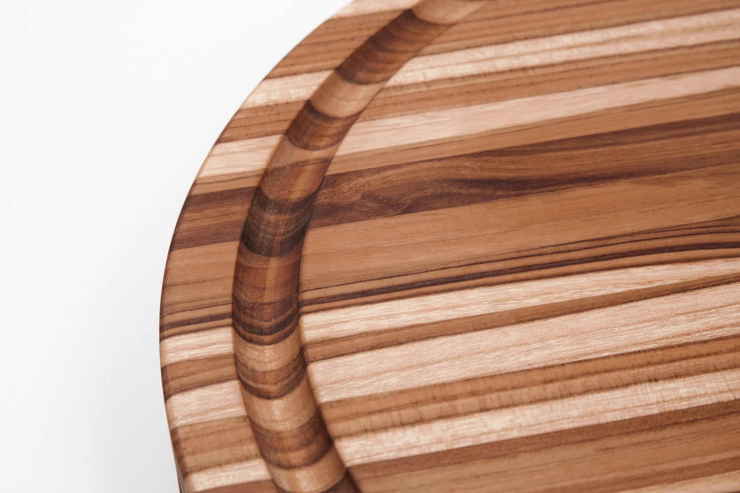 Traditional Schneidbrett mit Saftrille und Griffen