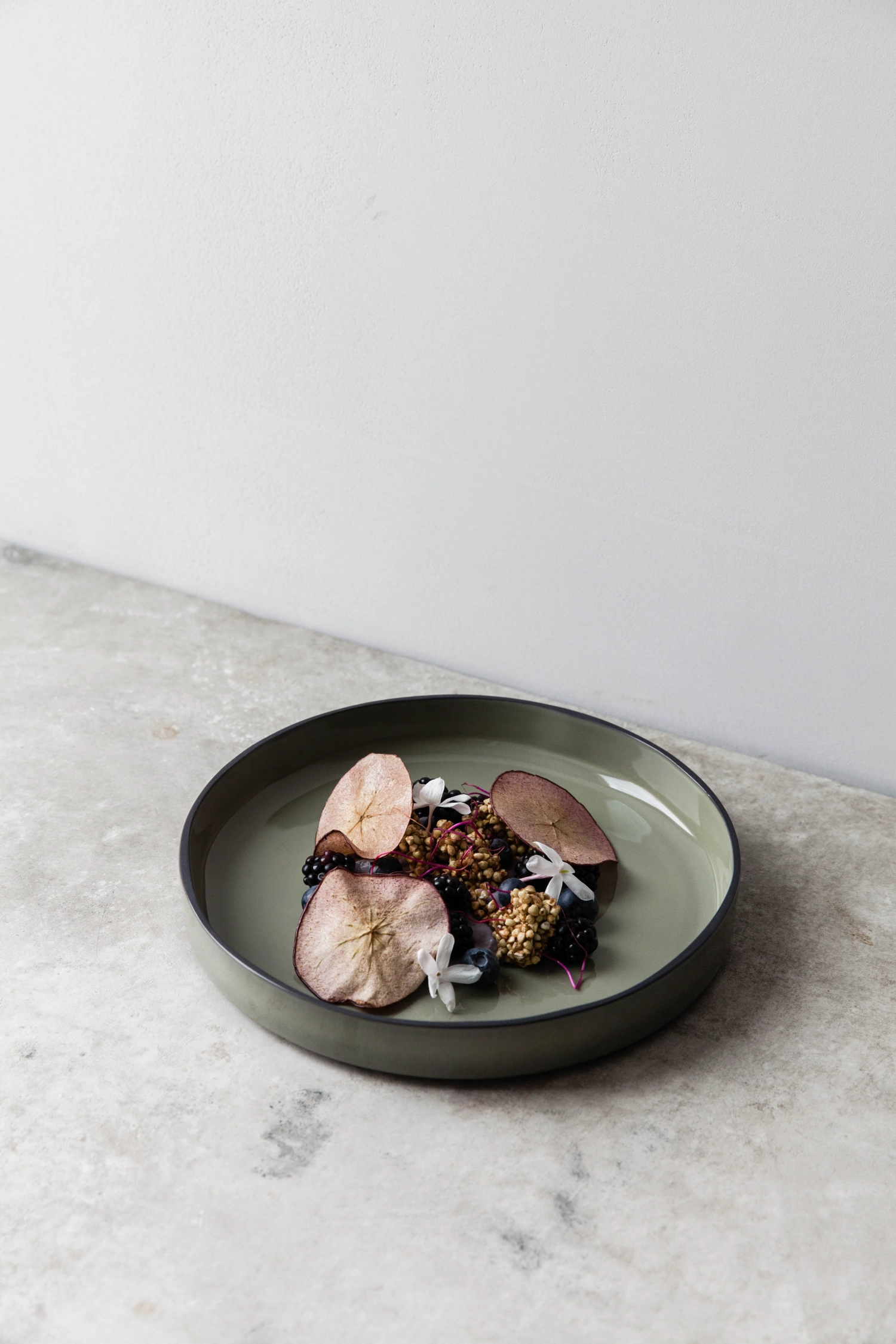 Caractère  assiette basse