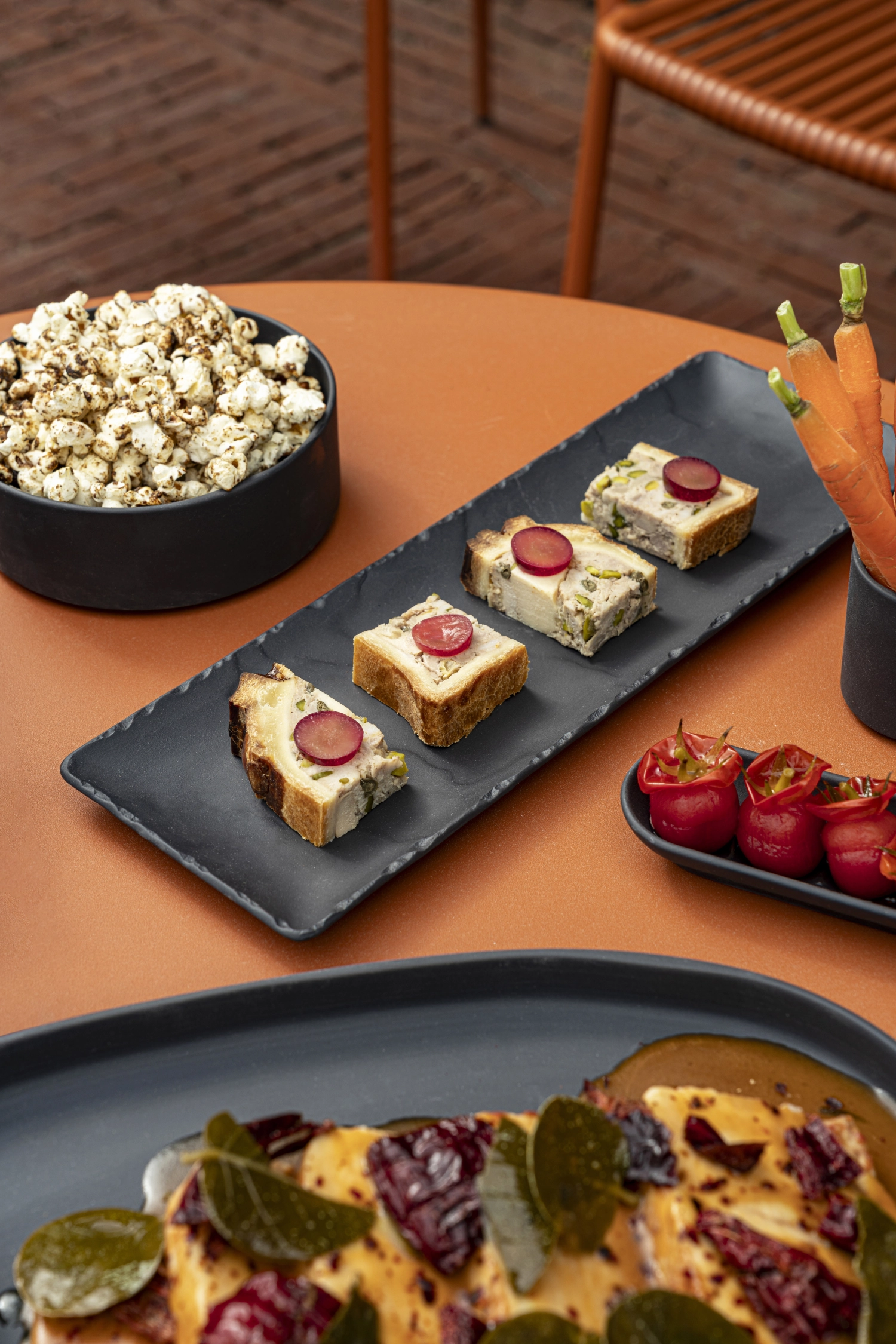 Caractère Black assiette ovale